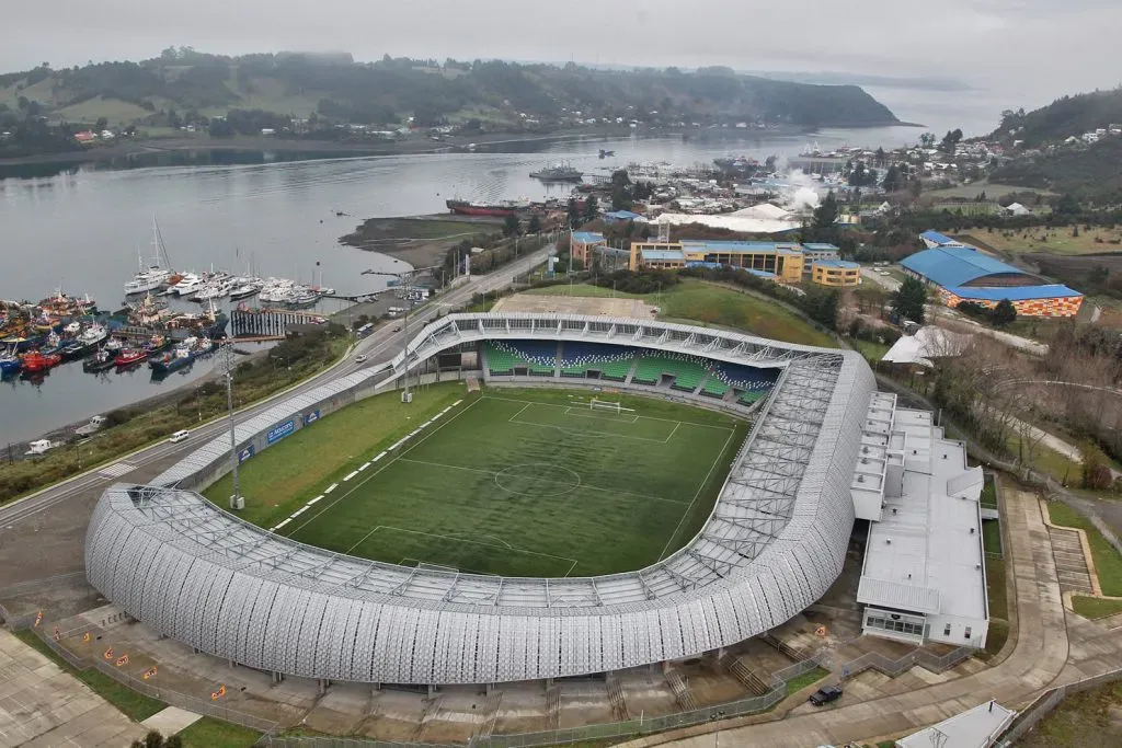 Tras 12 años de uso, la cancha del Chinquihue se renovará. (Foto: Instituto Nacional de Deportes)