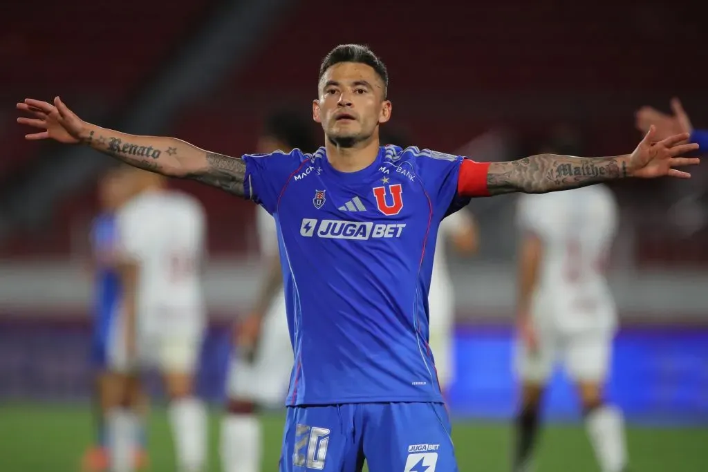 Charles Aránguiz sigue sin fallar penales: le dio el 2-2 a la U contra Lanús en los 90’+8 en la ida. (Foto: Photosport)