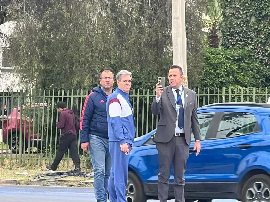 El comisario de la Conmebol, con el delegado de Lanús y el jefe de seguridad de la U. Foto: Cristián Fajardo