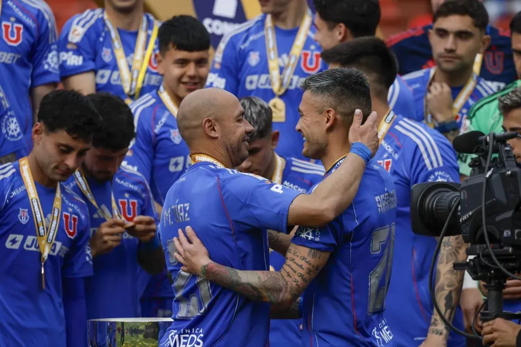 Marcelo Díaz le dedicó un emotivo mensaje a Charles Aránguiz tras ser el héroe de la U en Copa Sudamericana. Foto: Photosport.