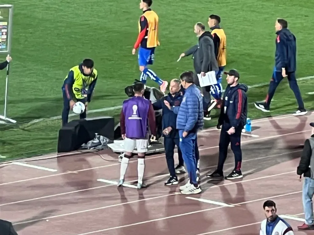 Gustavo Álvarez también se acercó a conversar con el Laucha Acosta, donde se metió Mauricio Pellegrino.