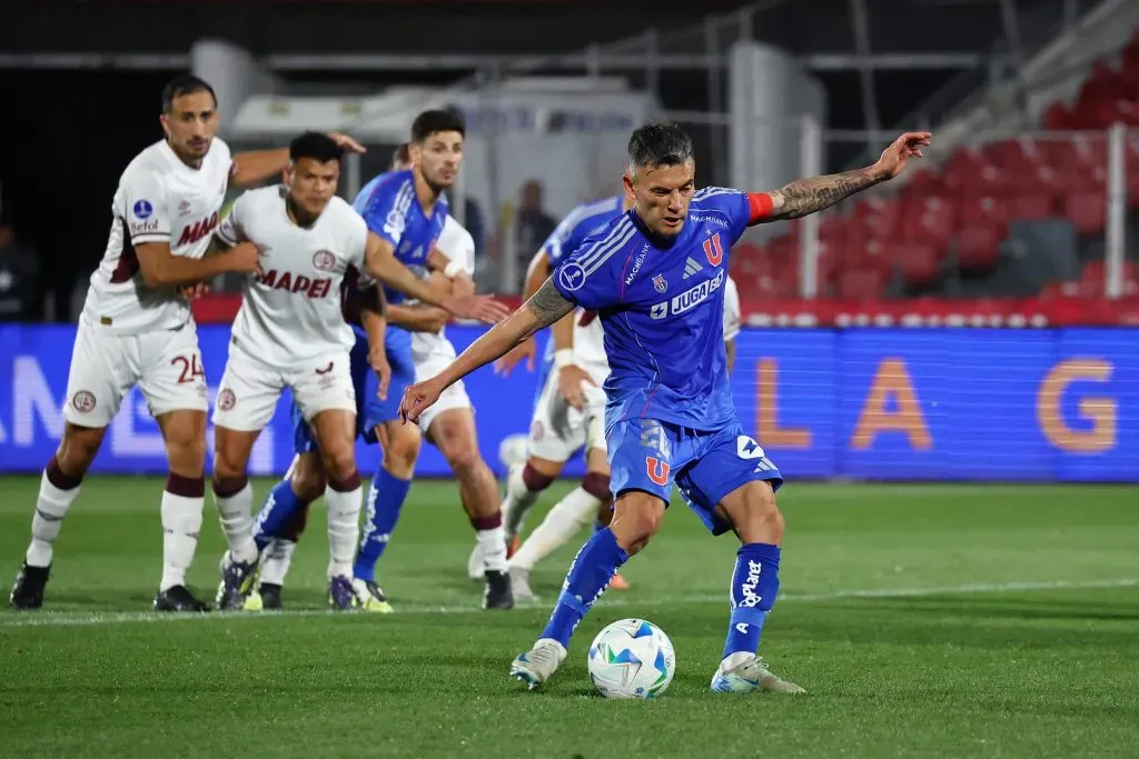 Charles Aránguiz marcó el empate de la U ante Lanús. (Photo by Marcelo Hernandez/Getty Images)