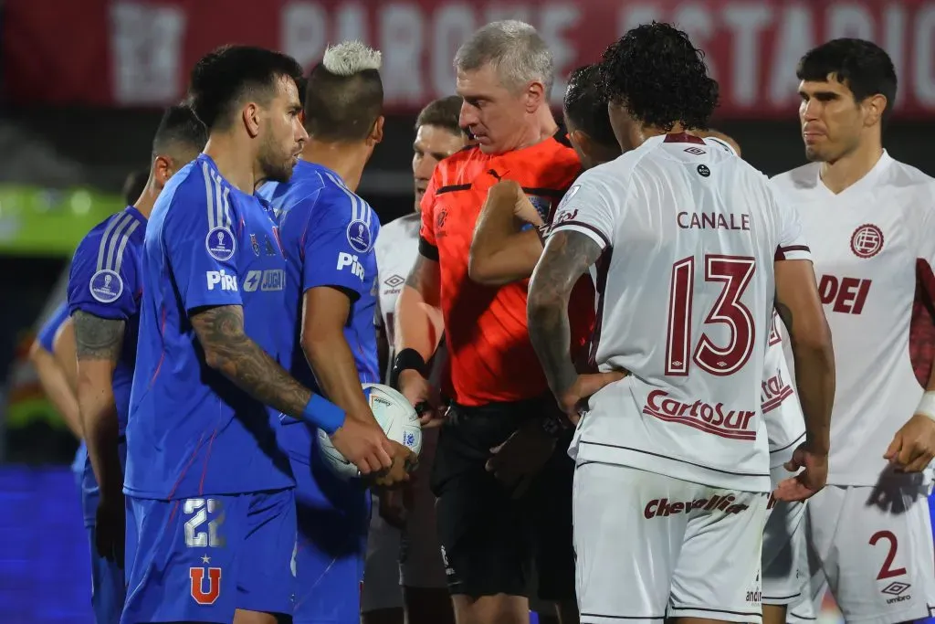 El juez brasileño en medio de la polémica /Photosport
