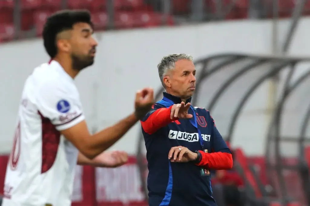 Gustavo Álvarez deberá afrontar con Universidad de Chile un nuevo clásico ante la UC y la revancha ante Lanús. | Foto: Photosport.