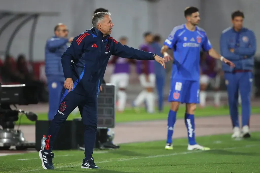 Gustavo Álvarez definió 23 jugadores de la U en la citación contra la Católica. Deberá dejar a cinco sin vestirse.