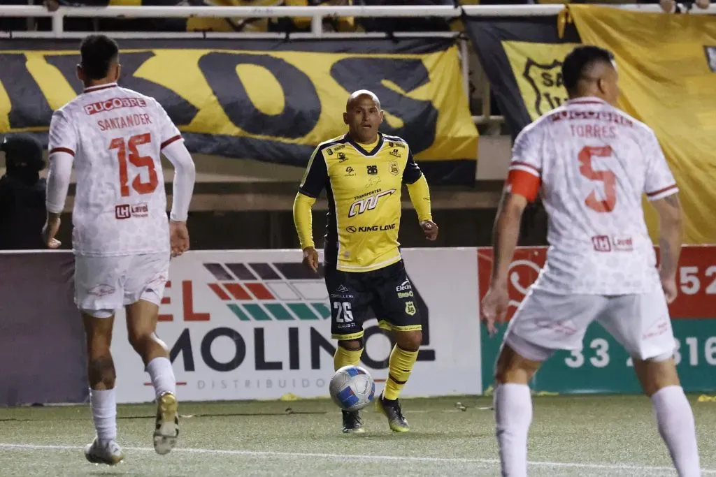 El último duelo profesional de Suazo /Photosport