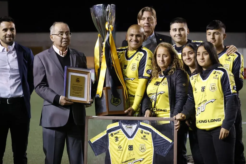 Chupete y su familia en el homenaje /Photosport