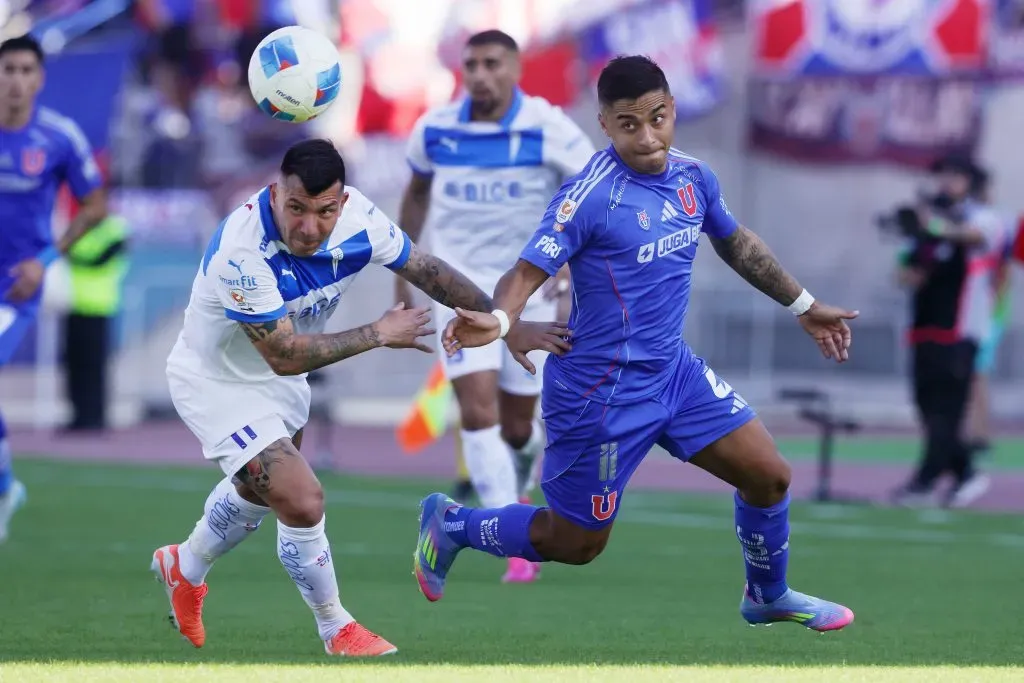 Universidad Católica y la U de Chile buscan tres puntos que le permitan asegurar el Chile 2 en el Clásico Universitario. Foto: Photosport.
