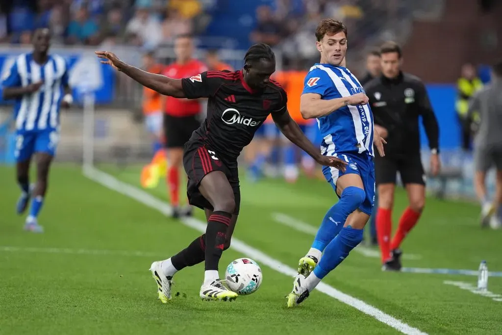 Tanguy Nianzou en acción por el Sevilla ante el Alavés. (Juan Manuel Serrano Arce/Getty Images).