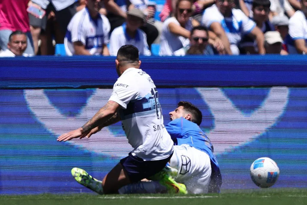La fuerte falta de Gary Medel a Lucas di Yorio. (Felipe Zanca/Photosport).