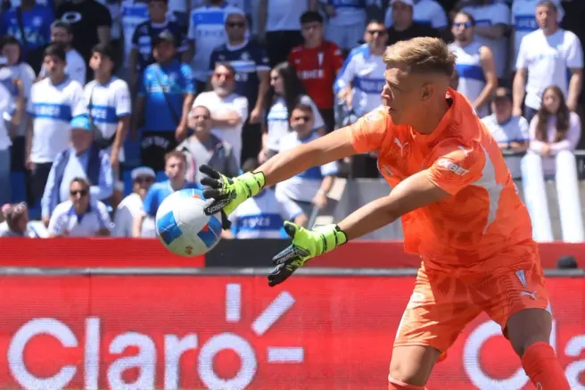 Marcelo Díaz buscó sorprender a Bernedo desde muy lejos, pero no pudo. (Jonnathan Oyarzun/Photosport).