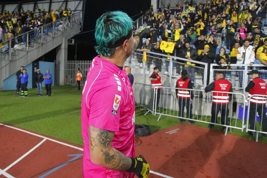 Diego Sánchez no para de recibir cariño de los hinchas de Coquimbo Unido. (Jorge Loyola/Photosport).