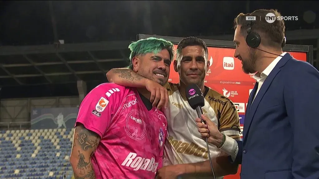 Manuel Fernández abraza al salvador de la jornada. (Captura TNT Sports).