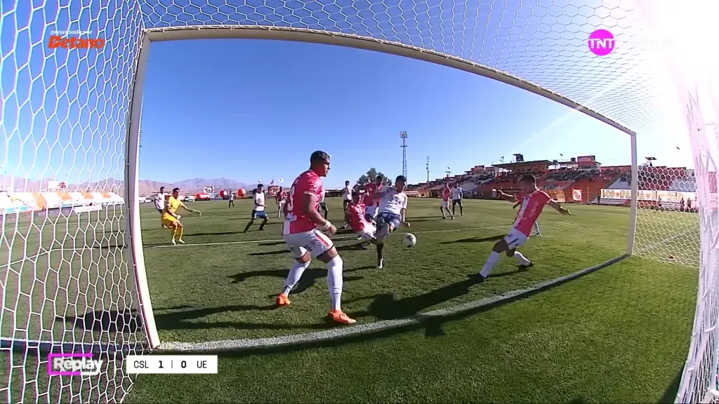 La acción de Aarón Astudillo que salvó la victoria de Cobresal. (Captura TNT Sports).