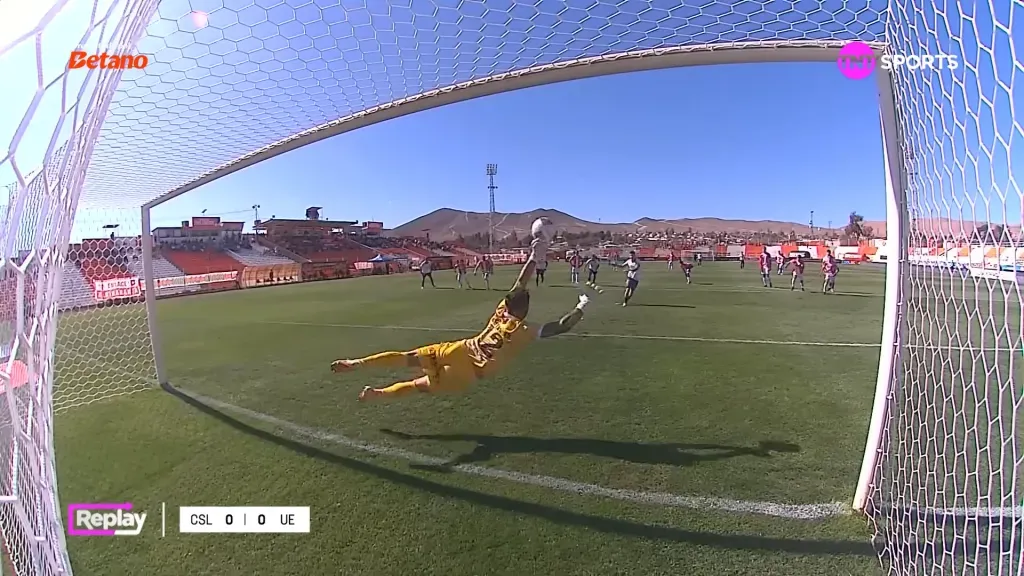El espectacular manotazo de Alejandro Santander al penal de Pablo Aránguiz. (Captura TNT Sports).