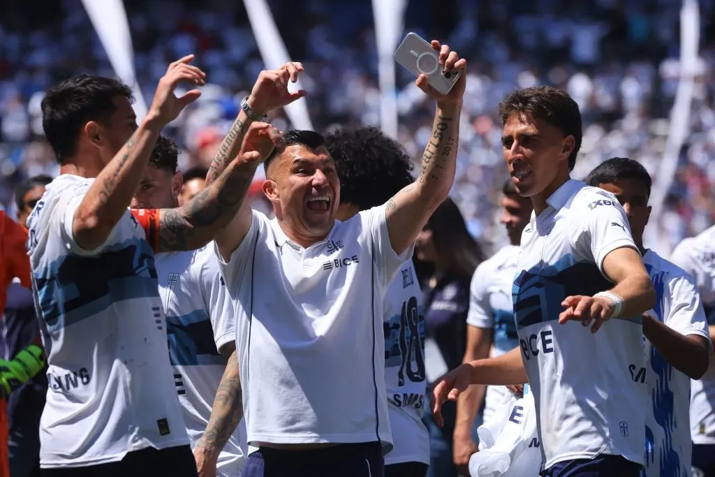Gary Medel volvió a la cancha a festejar el triunfo del Clásico Universitario. Foto: Jonnathan Oyarzun/Photosport