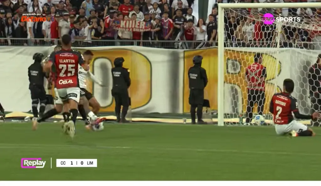 Javier Correa tenía marca cerca, pero también espacio para anotar. (Captura TNT Sports).