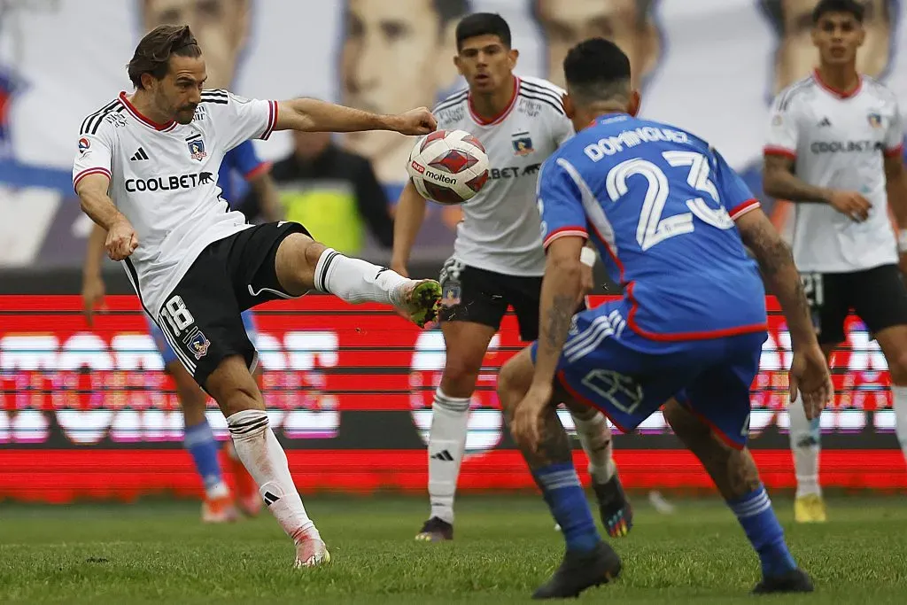 Agustín Bouzat en acción ante Universidad de Chile. (Marcelo Hernandez/Photosport).