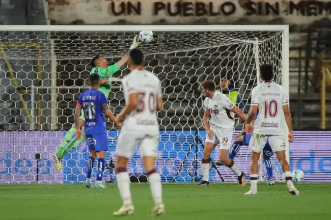 La gran tapada de Gabriel Castellón ante Lanús. (Jonnathan Oyarzun/Photosport).
