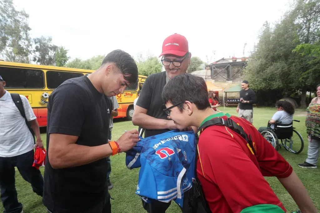 Fabián Hormazábal firmó camisetas de la U para los niños de la Teletón. Foto: Marcos Muga / Sifup.