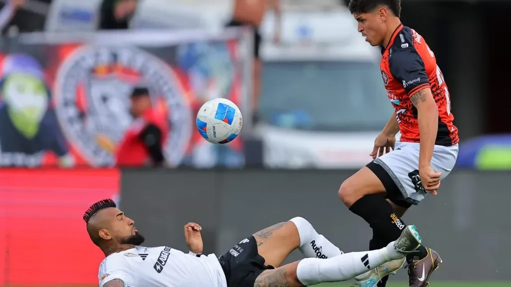 Arturo Vidal jugando ante Limache.