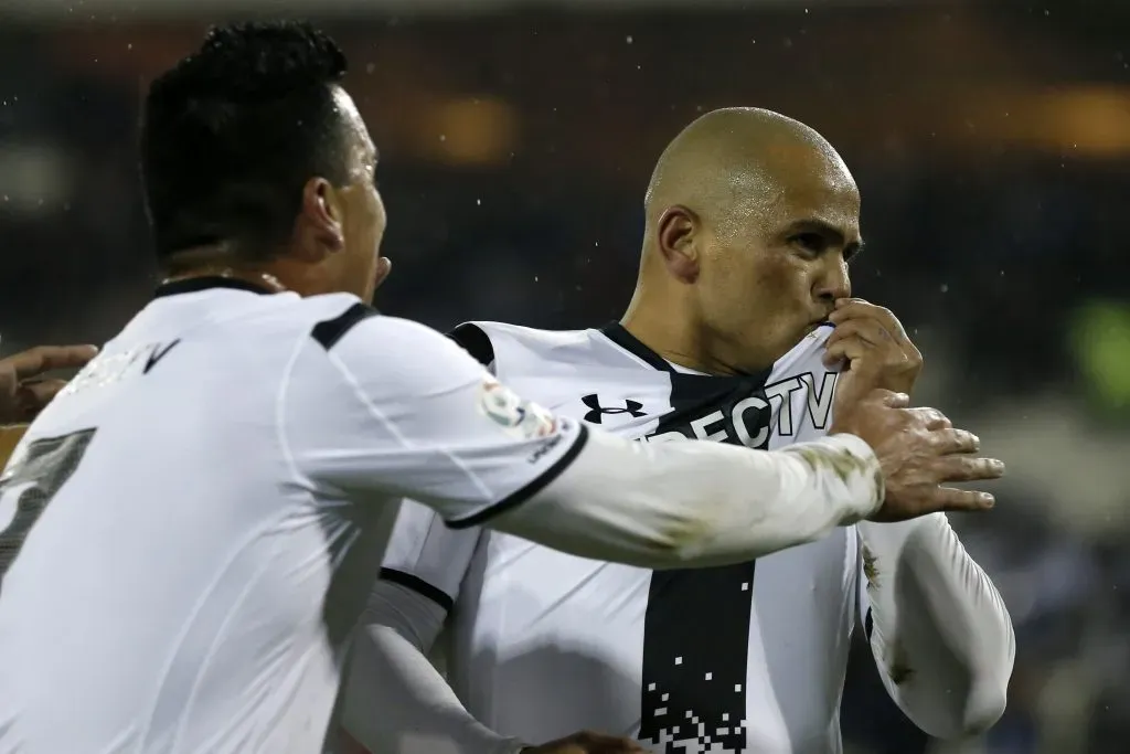 Humberto Suazo jugando por Colo Colo. Foto: Andrés Piña/Photosport