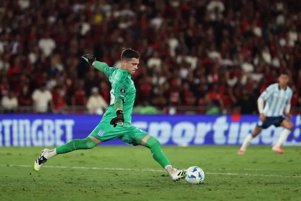 Facundo Cambeses en acción ante Flamengo en la semifinal de la Copa Libertadores. (Wagner Meier/Getty Images).