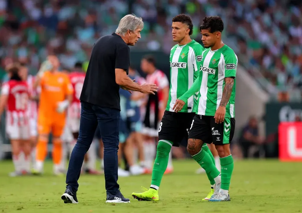 Pellegrini con dos colombianos del Betis: Nelson Deossa y el ariete Juan Camilo ‘Cucho’ Hernández. (Fran Santiago/Getty Images).