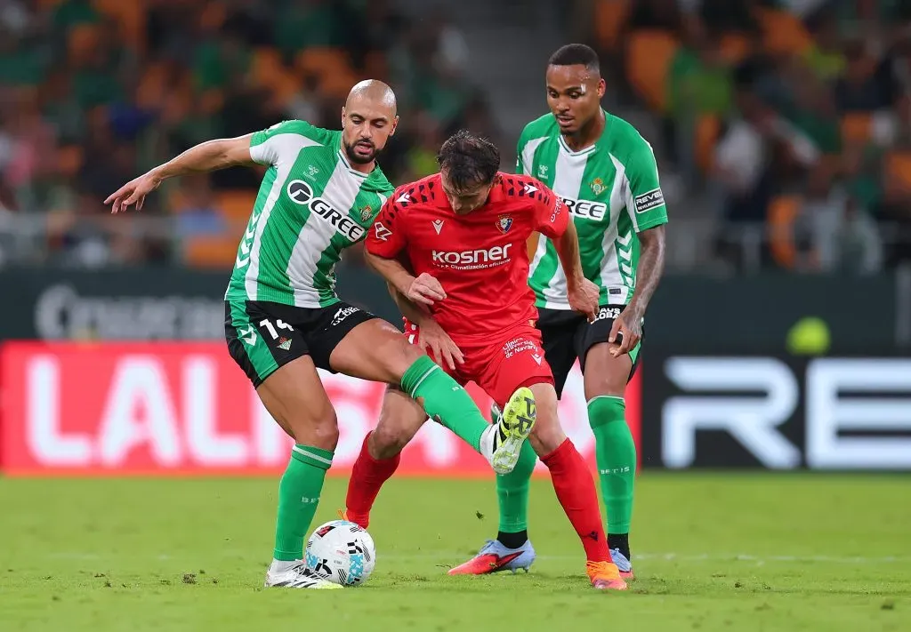 Sofyan Amrabat en acción por el Real Betis ante el Osasuna. (Fran Santiago/Getty Images).