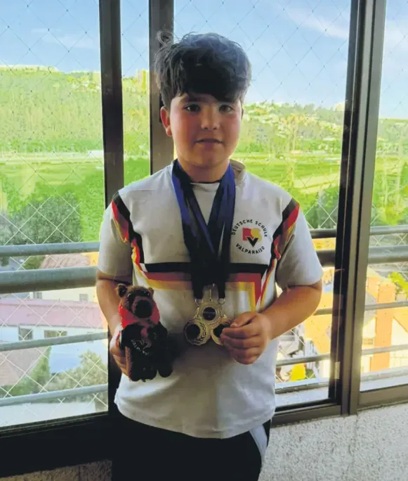 Hijo de Johnny Herrera ya brilla como arquero en escolares.