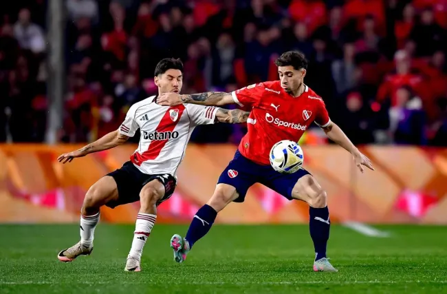 Walter Mazzantti en acción ante River Plate. (Marcelo Endelli/Getty Images).