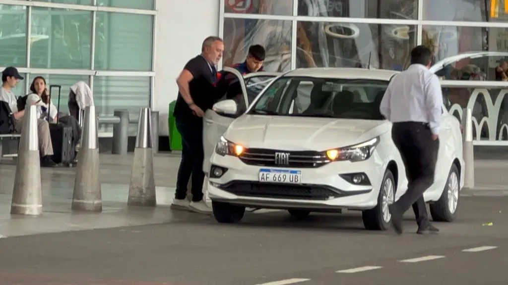 Nacho Vásquez tuvo que tomar taxi para llegar al hotel de la U. Foto: Cristián Fajardo, enviado especial de Redgol