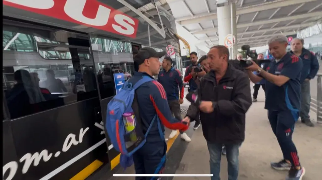 Marcelo Díaz le cuenta el chascarro al capitán de la U.