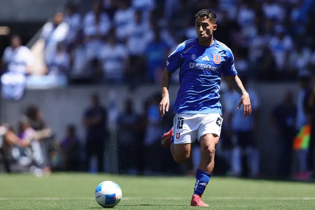Lucas Assadi en acción ante Universidad Católica en el Claro Arena. (Felipe Zanca/Photosport).