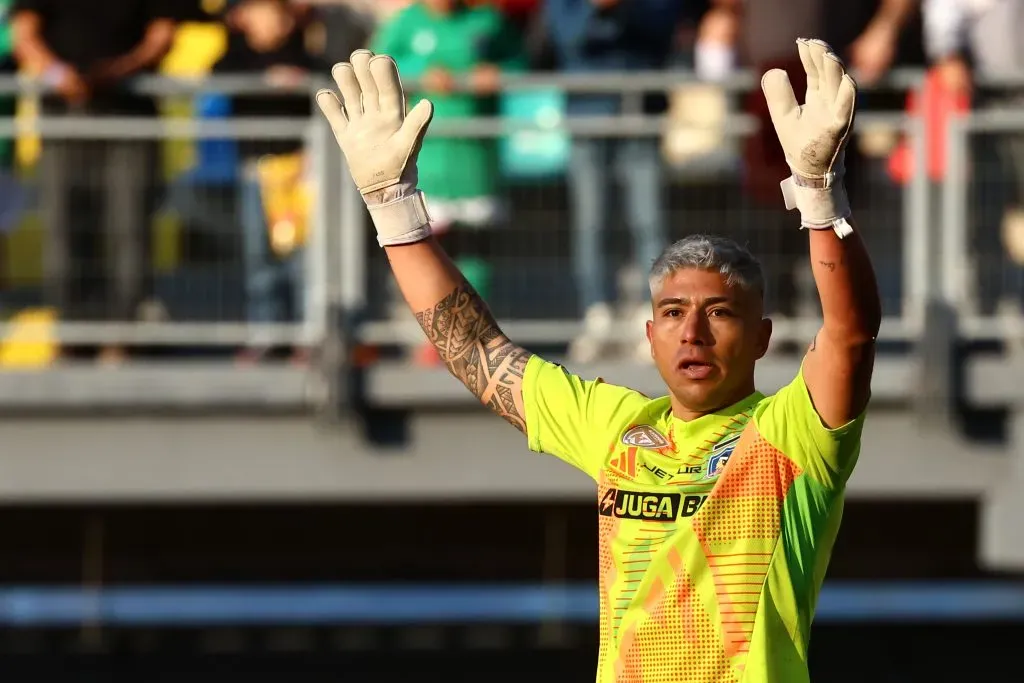 Brayan Cortés tuvo un mal 2025 en los albos y a mediados de año emigró a Peñarol. (Jonnathan Oyarzun/Photosport).