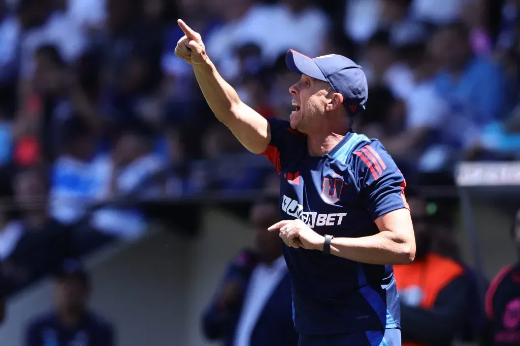 Gustavo Álvarez tuvo que rearmar el equipo en Universidad de Chile por las bajas de Assadi y Sepúlveda. | Foto: Photosport.