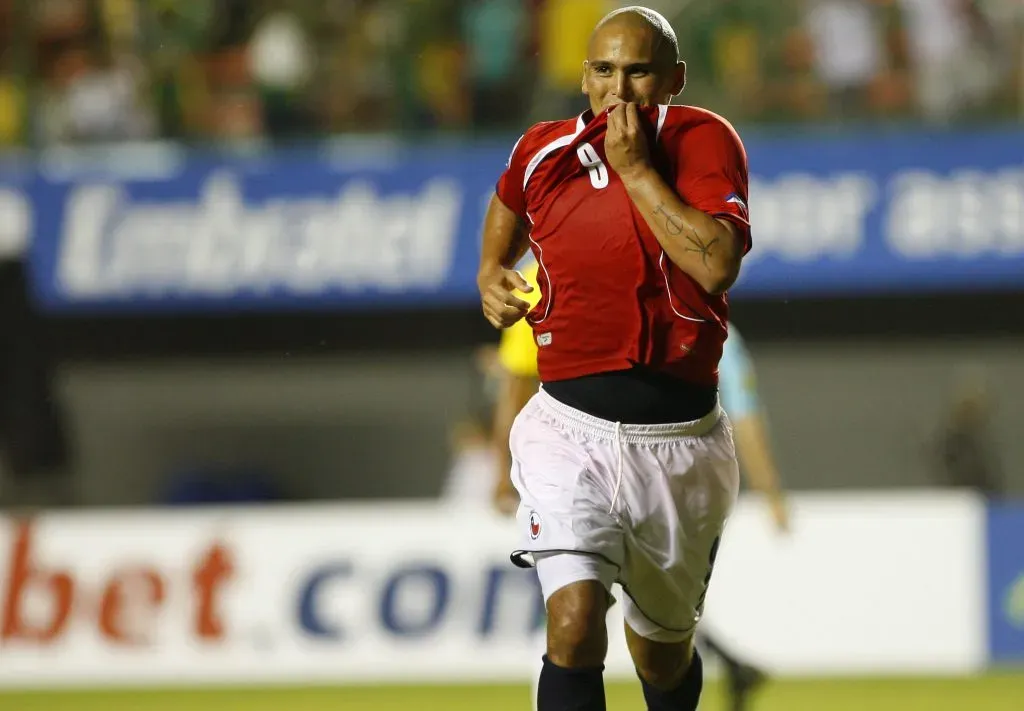 Humberto Suazo también le anotó a Brasil en las Eliminatorias rumbo a Sudáfrica 2010. (Andrés Piña | Photosport).