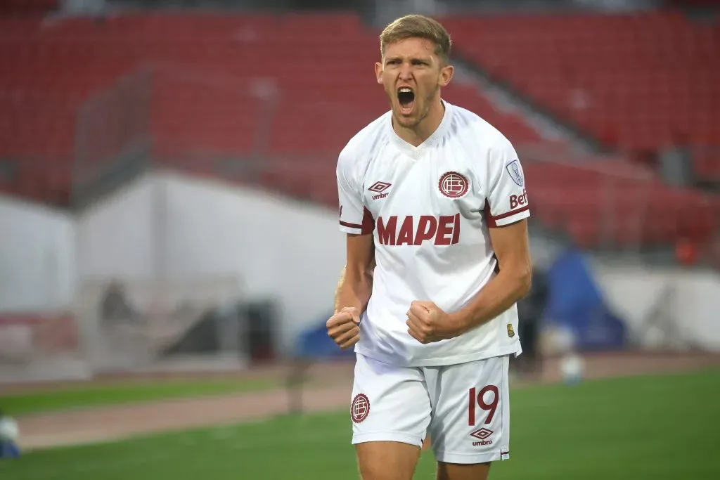 Futbol, Universidad de Chile vs Lanus.
Copa Sudamericana 2025.
El jugador de Lanus Rodrigo Castillo, centro, celebra su gol durante el partido de ida de la semifinal de Copa Sudamericana contra Universidad de Chile disputado en el estadio Nacional de Santiago, Chile.
23/10/2025
Jonnathan Oyarzun/Photosport
Football, Universidad de Chile vs Lanus.
2025 Copa Sudamericana Championship.
Lanus’s player Rodrigo Castillo, center, celebrates his goal during a Copa Sudamericana Championship semifinal first leg match against Universidad de Chile at the Nacional stadium in Santiago, Chile.
23/10/2025
Jonnathan Oyarzun/Photosport