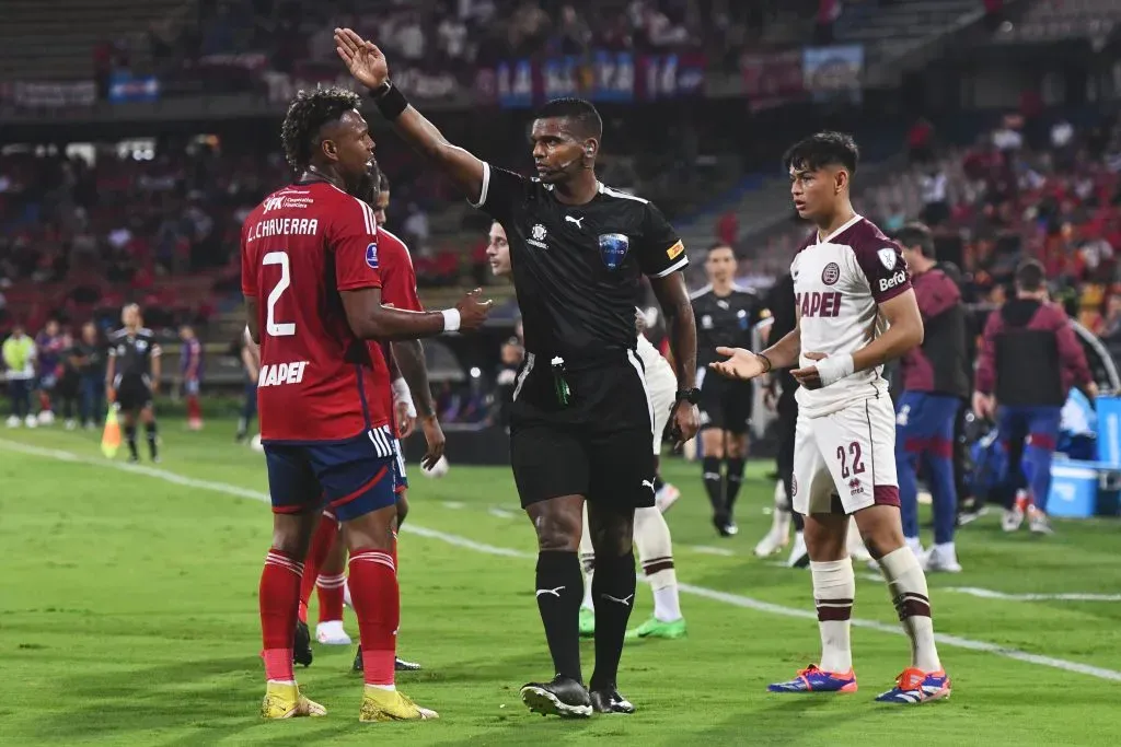 En dos oportunidades Alexis Herrera dirigió a Lanús de Argentina y los granates NO pudieron ganar. (Foto: Luis Benavides/Getty Images)