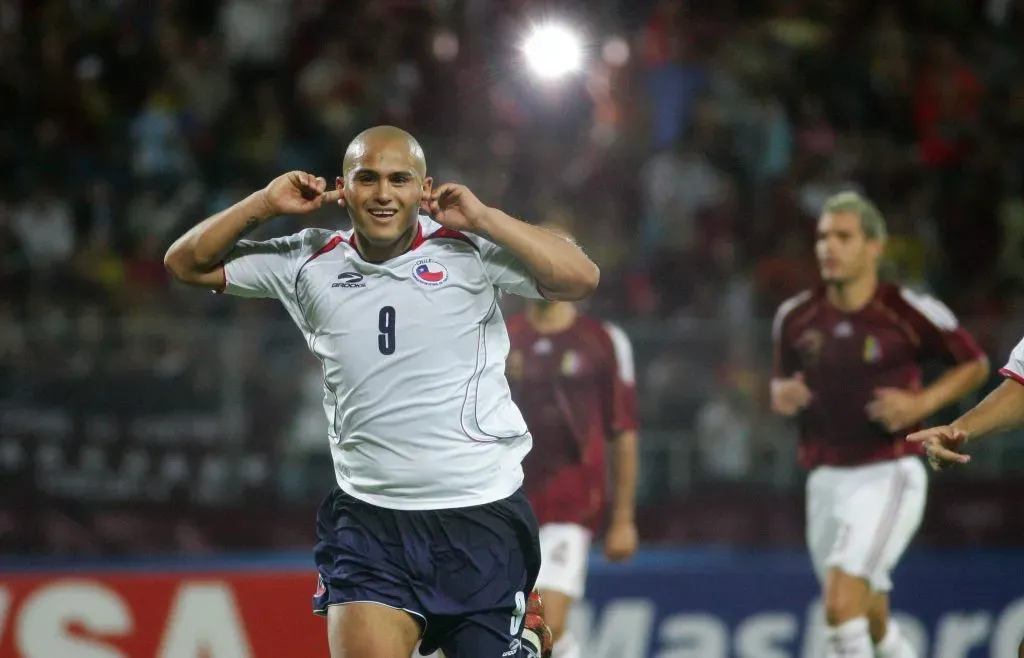Humberto Suazo anotó un gol inolvidable ante Venezuela en condición de visitante. (Ignacio Iribarren | Photosport).