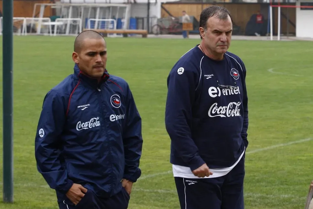 Humberto Suazo con Marcelo Bielsa en la Roja. (Foto: Marcelo Hernández | Photosport).
