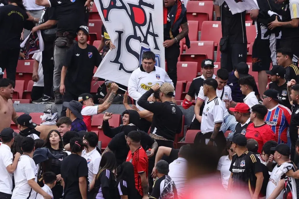 Parte de los incidentes que provocaron hinchas de Colo Colo ante Limache (Photosport)