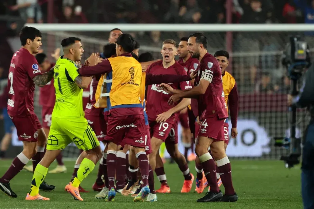 Tucu Contreras fue a buscar a Izquierdoz (Photosport)