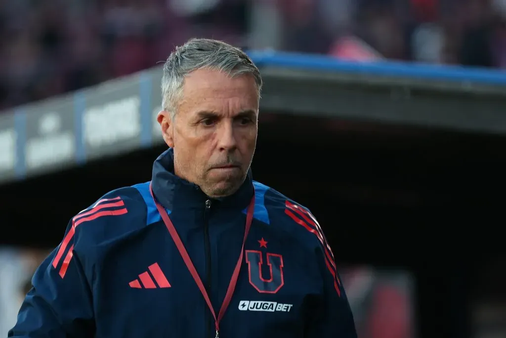 Gustavo Álvarez quiere respetar su contrato con la U, pero dejó claro que se sentará a conversar al final de la temporada. Foto: Photosport.