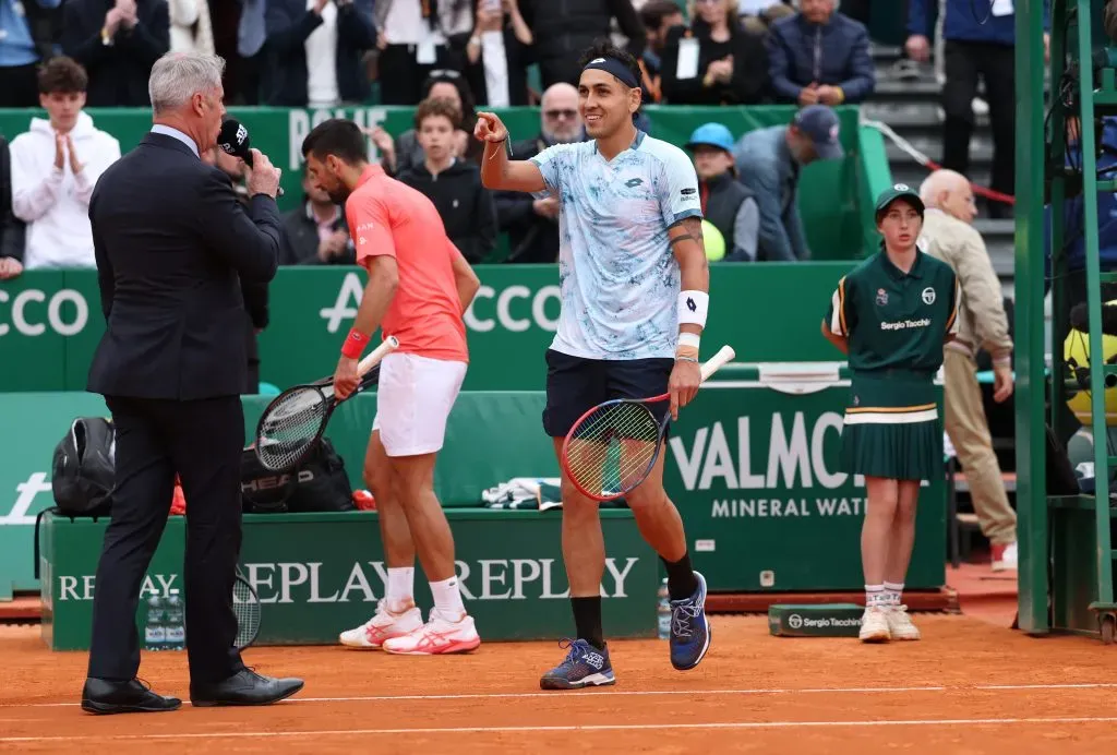 Alejandro Tabilo celebrando ante Novak Djokovic en Montecarlo. (Photo by Clive Brunskill/Getty Images)