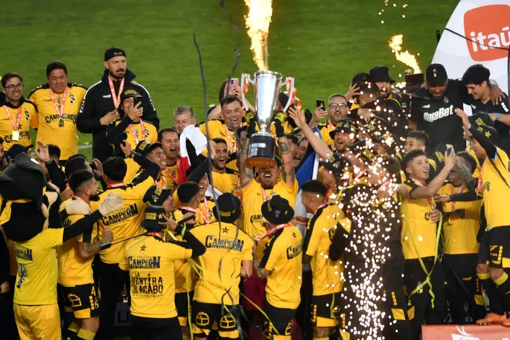 Coquimbo Unido alza el título de la Liga de Primera 2025. (Alejandro Pizarro Ubilla/Photosport).