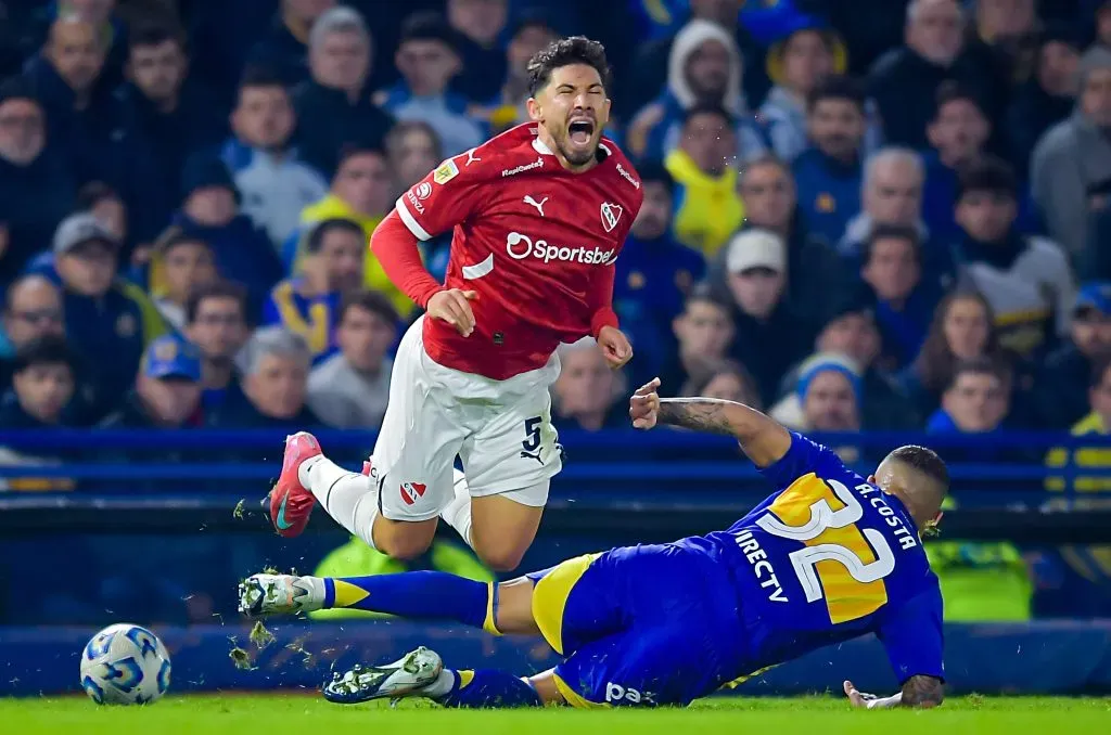 Felipe Loyola en acción ante Boca Juniors con la camiseta del Rojo, donde ha jugado 61 partidos. (Marcelo Endelli/Getty Images).