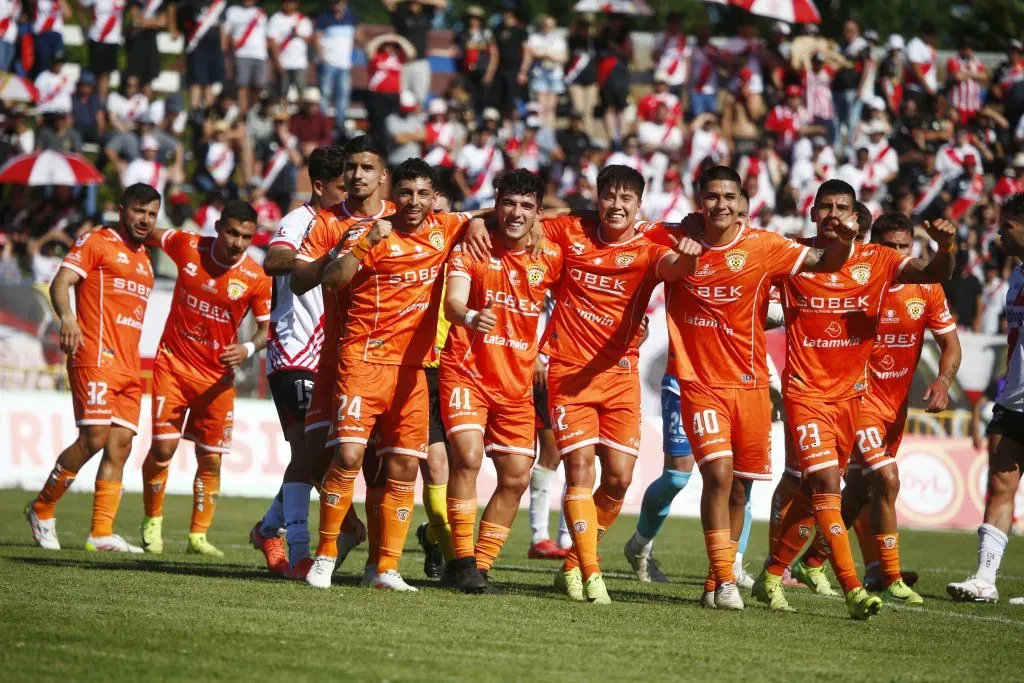 Cobreloa derrotó a Curicó en su último duelo /Photosport