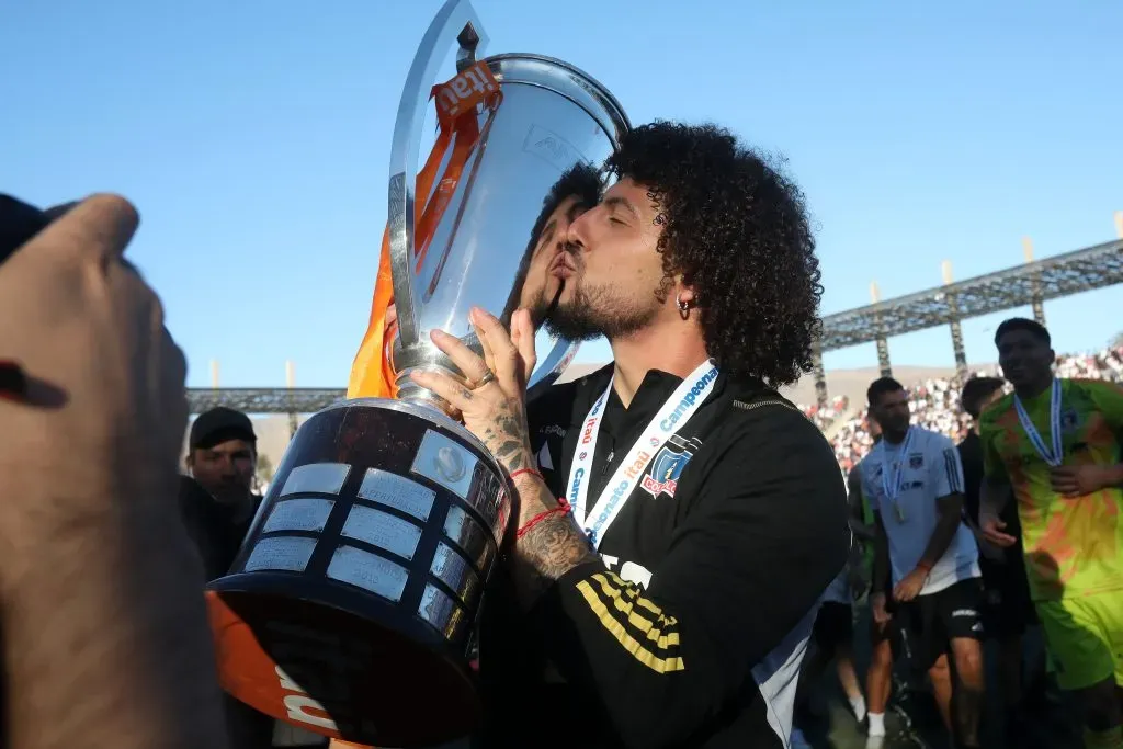 Tanto besar la copa y la insignia y terminó yéndose de la peor manera de Colo Colo | Photosport