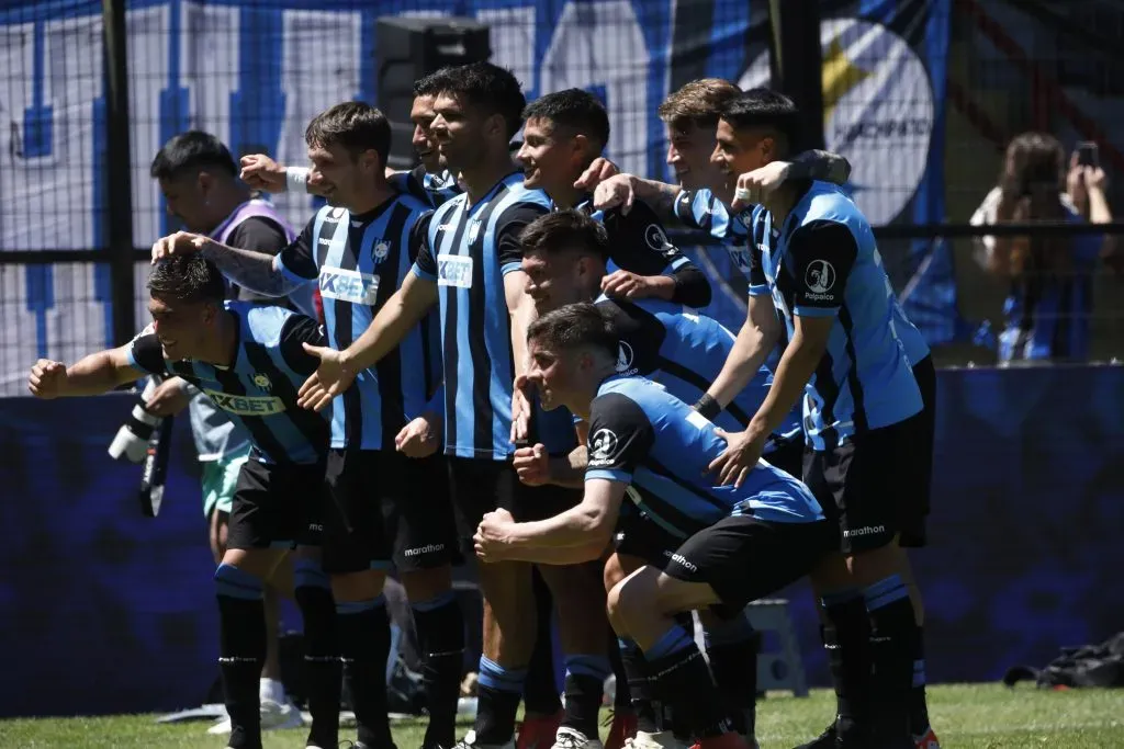 Lionel Altamirano celebró con muchas ganas tras convertirle a la U de Chile. (Marco Vazquez/Photosport).